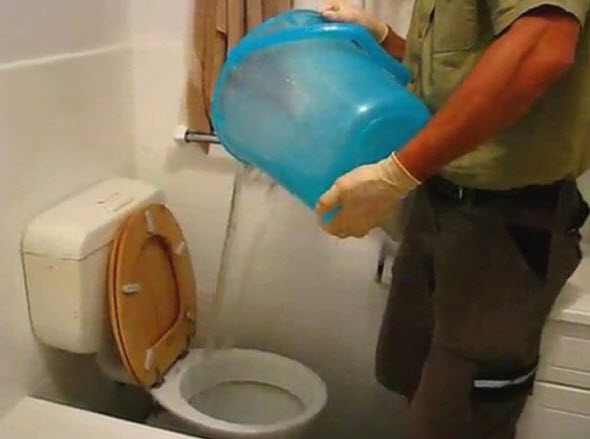 Plombier eau chaude dans toilette bouchée